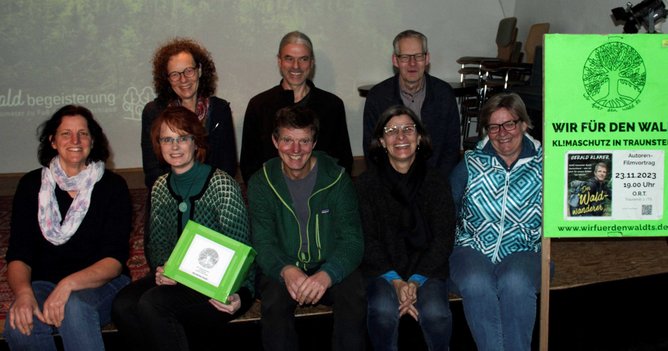 Bürgerintiative "Wir für den Wald" und Autor Gerald Klamer (Mitte vorne)